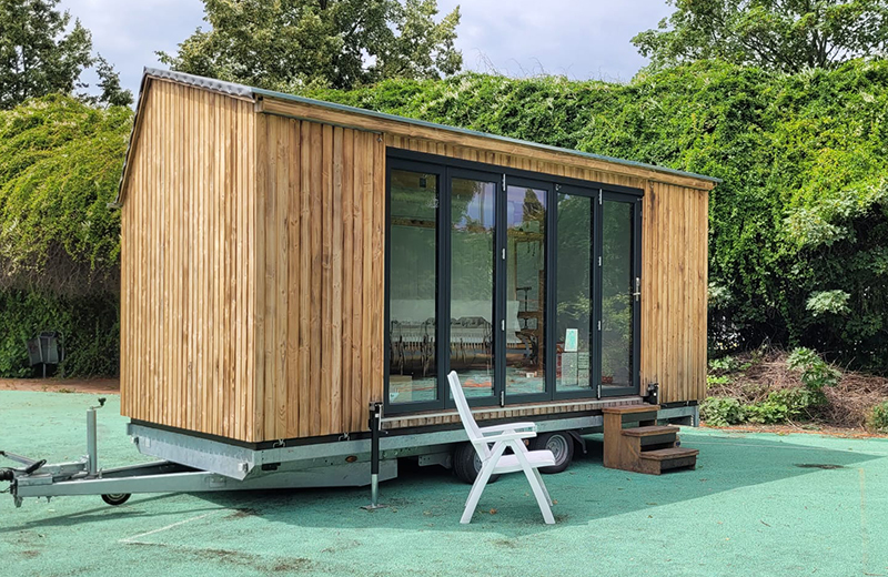 Fluchtgeschichte Tinyhouse auf dem Sportplatz